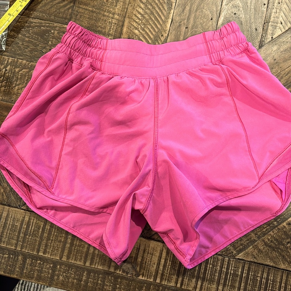 Lululemon Hotty Hot Low-Rise Lined Short 4" - pink size 4
